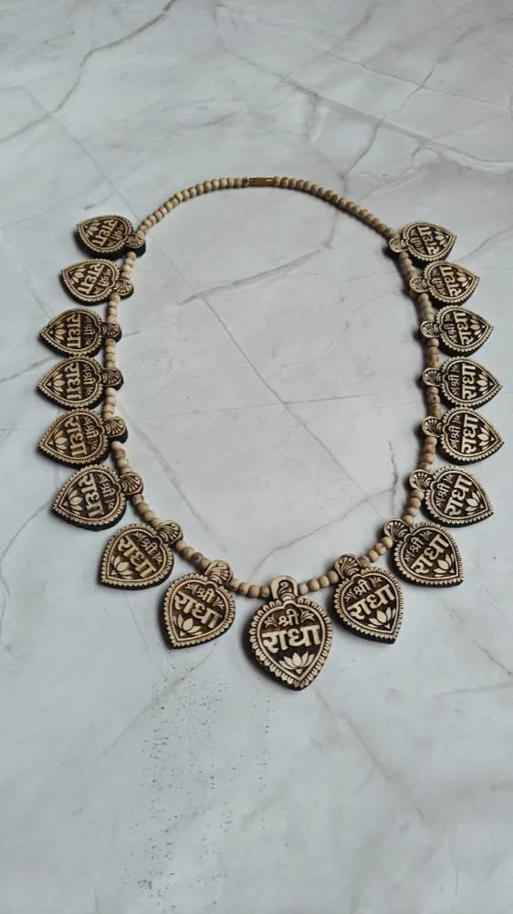 16 patta radha naam Tulsi locket mala with 1 radha naam Tulsi locket